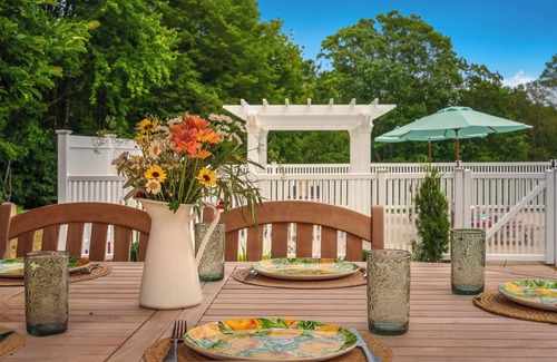 Wilmington House | Autumn Escape with Tennis Court and Stunning Foliage