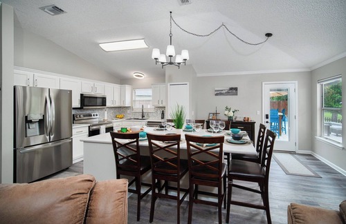 Arlington House | ~Autumn Oasis Sleeps 8 Heated Pool & Spa~