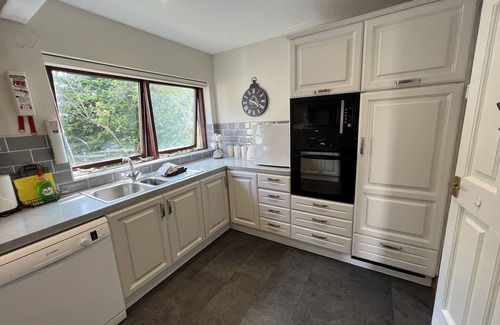 Ambleside House | Autumn weeks !Ambleside Sleep 6 Balcony Mountain ViewsPoolSpa GardenEasy Parking