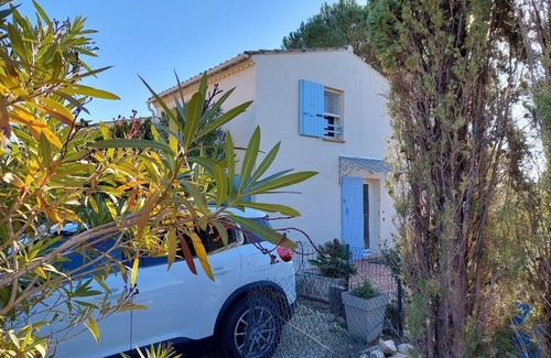 Merindol House | Aux 4 Oliviers with large swimming pool shared by residents and tenants.
