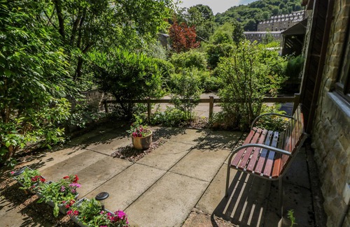 Wadsworth House | AVAELIE HOUSE, family friendly, with a garden in Hebden Bridge
