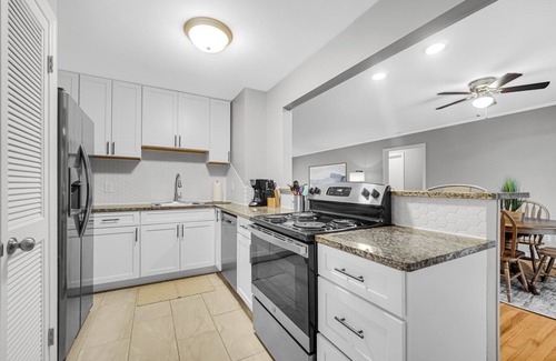 Merrillville House | AVAIL 12/12 - Merrillville condo hospitals & shops