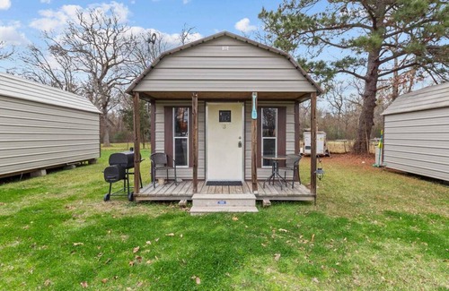 Oil City Apartment | Avail this weekend, Romantic, Kayaks!