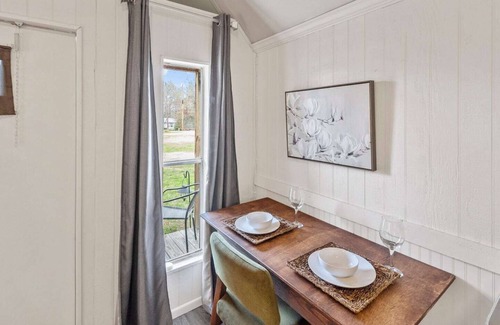 Oil City Apartment | Avail this weekend, Romantic, Kayaks!