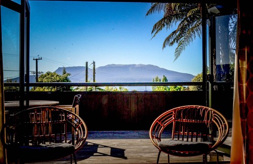 Lake Tarawera House | AVAILABLE 25-29 Oct and 22-26 DecnnStunning views – a lake house for all seasons