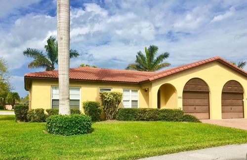 Central Naples Villa | AVAILABLE THANKSGIVING & CHRISTMAS!! Enjoy Florida Comfort in Renovated Villa