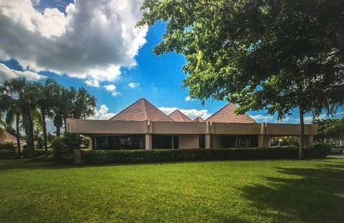 Central Naples Villa | AVAILABLE THANKSGIVING & CHRISTMAS!! Enjoy Florida Comfort in Renovated Villa