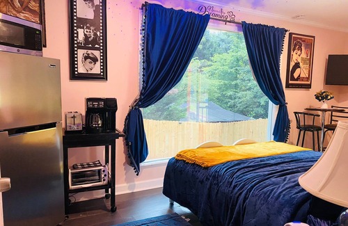 Peachtree Corners House | Available to Book now 1 Bedroom Home with nice Glass View