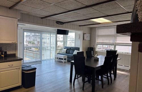 Avalon House | AVALON, 1st floor Beautiful view ON THE BAY over the 21 street bridge. Sleeps 8