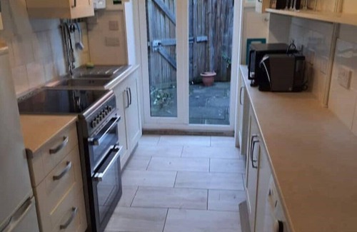 Glastonbury House | Avalon, classic town house with parkingn