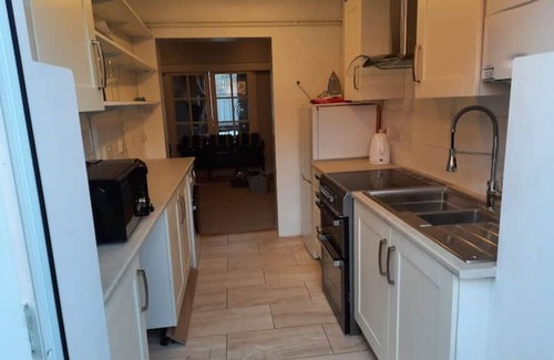 Glastonbury House | Avalon, classic town house with parkingn