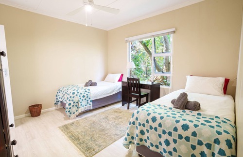 Hibiscus Coast Cottage | Avalon Farm Cottage, a beautiful cottage on a small working Macadamia Farm.