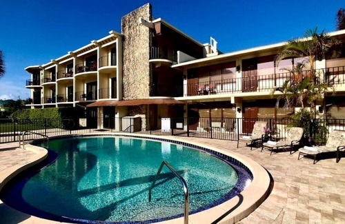 Hillsboro Beach Apartment | AVALON RESORT (BALCONY STUDIO C2)