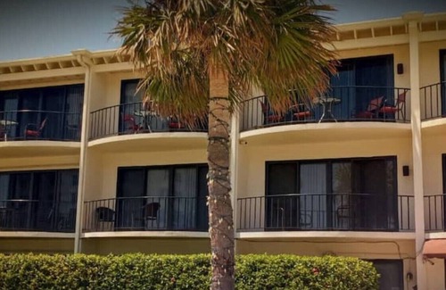 Hillsboro Beach Apartment | AVALON RESORT (BALCONY STUDIO C2)
