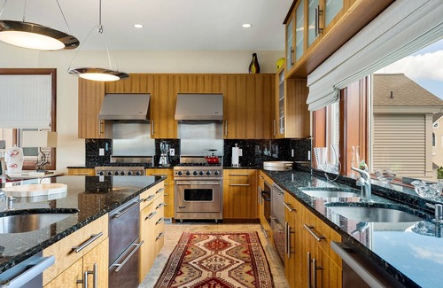 Avalon House | Avalon Southend Bayfront Estate! Only one block to the beach!