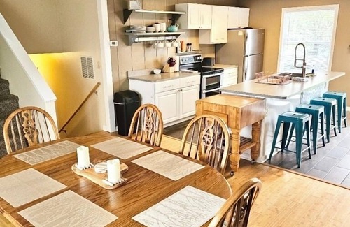 Baileys Harbor House | Avery Acres - Centrally located -Pool Table-