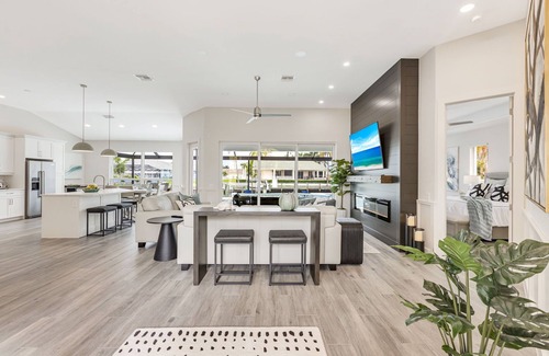 Pelican House | Avida Serena - Luxury Rental in Walking Distance to Cape Harbor