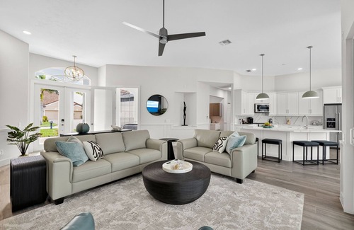 Pelican House | Avida Serena - Luxury Rental in Walking Distance to Cape Harbor