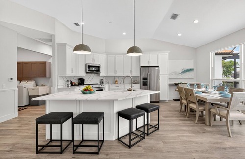 Pelican House | Avida Serena - Luxury Rental in Walking Distance to Cape Harbor