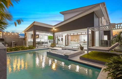 Kingscliff House | Avoca Beach Retreat- Entertainers delight in the heart of Kingscliff Salt Village