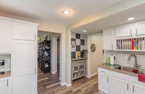 Avon Lake Cottage | Avon Lake Charming Cottage with 4 bedrooms and Lake Erie Access