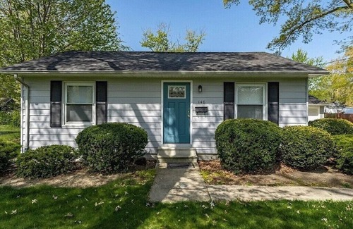 Avon Lake Cottage | Avon Lake Updated 2 Bedroom Cottage near Lake Erie on Very Quite Wooded Street