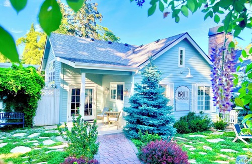 Jacksonville House | Award Winning Britt Bungalow in the Historical Heart of Jacksonville Oregon