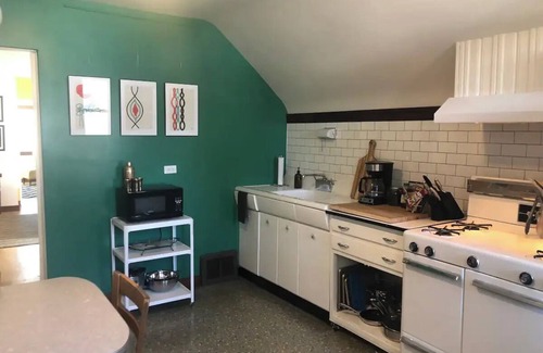 Oak Park Apartment | Award-winning, charming, 1-bedroom apartment with AC, WiFi in Pleasant Oak Park