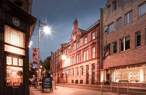 Leicester City Centre Apartment | Award Winning Stunning Modern Glass Wall Penthouse, Leicester City Centre Treeside Views