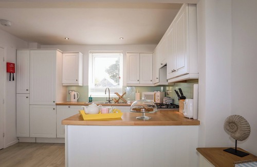 Garn Fadryn Cottage | AWEL Y MOR, pet friendly, character holiday cottage in Morfa Nefyn