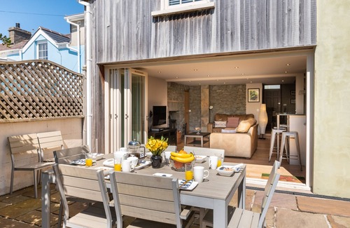 Aberaeron House | Awelon y Mor - Three Bedroom House, Sleeps 6