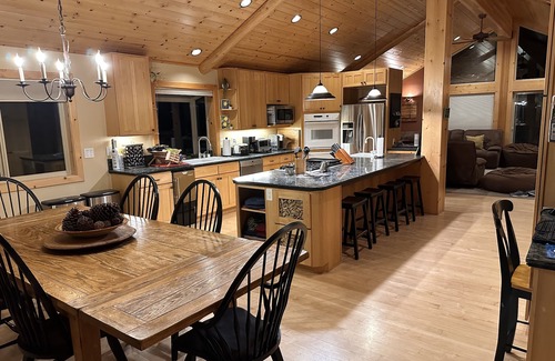 Truckee House | Awesome 7 bedroom Luxury Rental in Tahoe Donner w/Hot Tub, Huge Deck, Generator