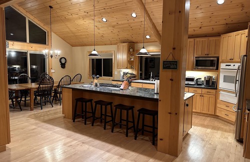 Truckee House | Awesome 7 bedroom Luxury Rental in Tahoe Donner w/Hot Tub, Huge Deck, Generator