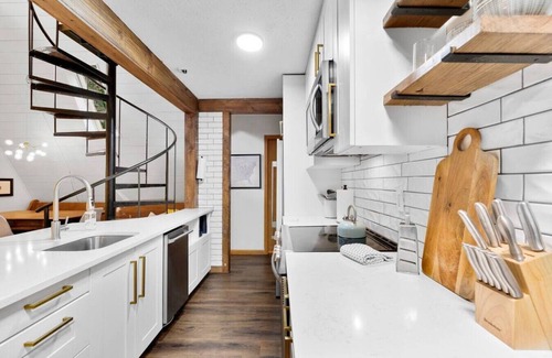 Hendersonville House | Awesome A-frame unique hot tub, fire pit game garage