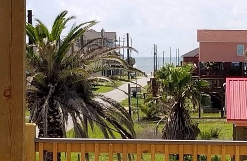 Crystal Beach House | Awesome Deck, fenced yard! Pet & kid friendly!