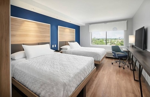 Dania Beach Hotel | Awesome Find, Close Sheridan Square Shopping Center! FREE Breakfast!