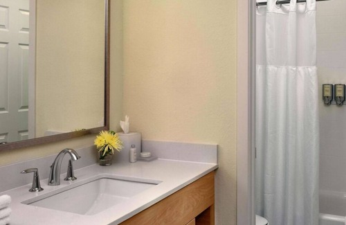 Burlington House | Awesome Find! Kitchen, Pool, FREE Parking & Bfast, Close to Willard Woods!