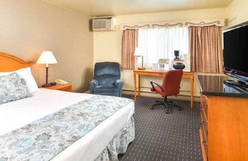 Solvang Hotel | Awesome Find! Pool, Continental Breakfast & Parking, Near Succulent Café!