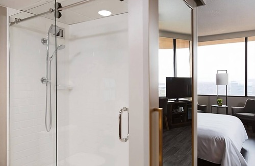Nashville Hotel | Awesome Find! w/Roundtrip Airport Shuttle, Swimming Pool, Pets are Welcome!