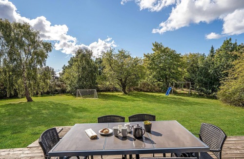 Øer Strand House | Awesome home in Ebeltoft with kitchen