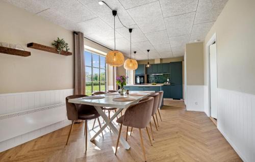 Hovborg House | Awesome Home In Hovborg With Kitchen