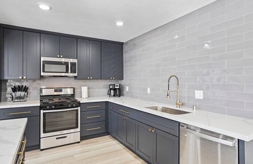 Citrus Heights House | Awesome Home * POOL * 3 King Beds * 65" TV * BBQ