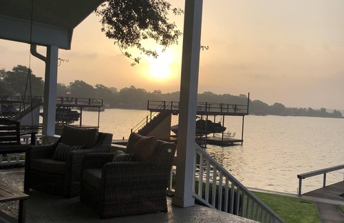 Enchanted Oaks House | Awesome LAKE front cottage offers relaxation and fun! Great for Families!