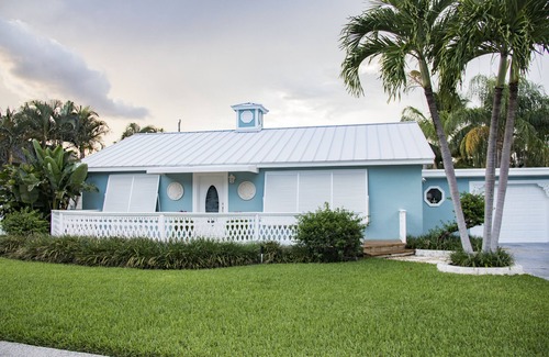 Jupiter House | AWESOME LOCATION, HUGE FENCED YARD, INTRACOASTAL VIEW, 5STAR REVIEW, ISLAND DECO