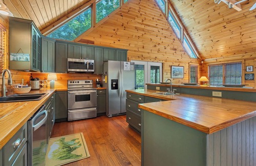 Townsend Cabin | Awesome Mtn Views ❂Fireplaces ❂Easy Access ❂Large Family cabin ❂Screened Porch