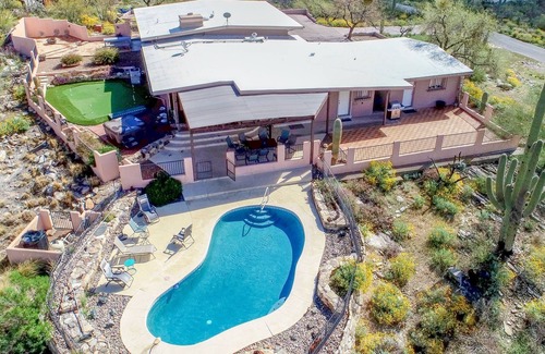 Milagrosa Hills House | AWESOME Sunsets by the Heated Pool, putting green, hot tub & Tucson Night Lights