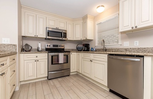 Biloxi Cottage | Azalea Cottage - 3 blocks to beach & downtown! Ocean Springs perfect location!
