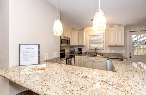 Biloxi Cottage | Azalea Cottage - 3 blocks to beach & downtown! Ocean Springs perfect location!