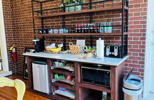 LaGrange Apartment | Azalea Suite at Truitt Vanderbilt Club sleeps 6!