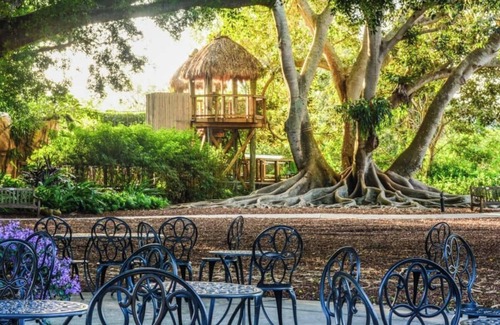 Harbor Acres Cottage | Azure Guesthouse Walkable to Restaurants! Private patio! Beach 8 min drive!